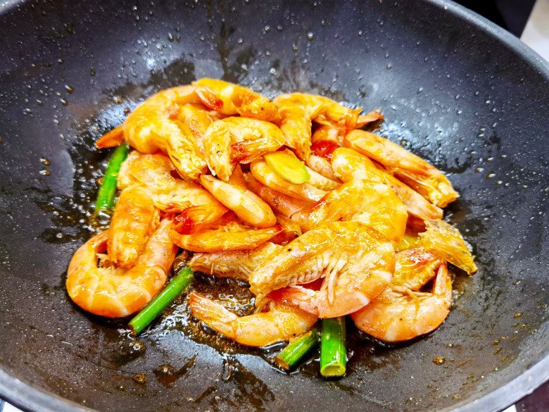 Roast shrimp, add this to just turn a beautiful red color and get rid of the fishy smell - 7