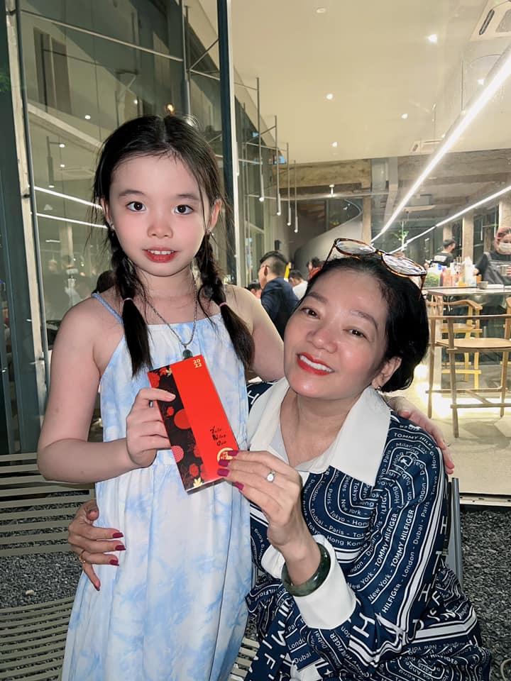 Following her mother to live with Ly Binh's father's family not long ago, Phuong Trinh Jolie's daughter was threatened to return to her grandmother - 4