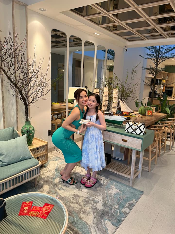 Following her mother to stay with Ly Binh's father's family not long ago, Phuong Trinh Jolie's daughter was threatened to return to her grandmother - 7