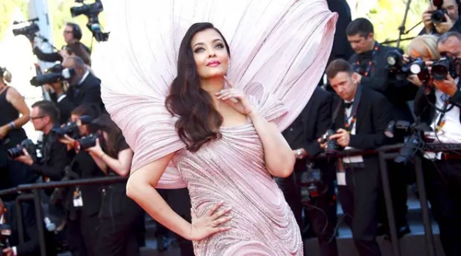 Appeared at Cannes, the most beautiful Miss of all time transformed into Venus but disappointed - 10