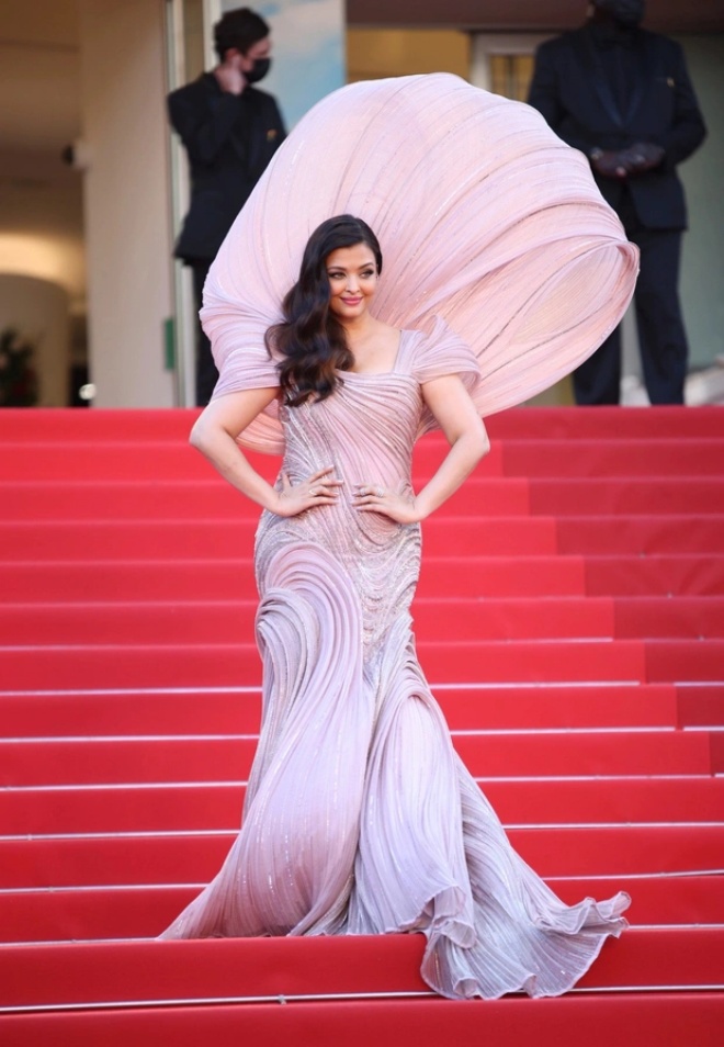 Appearing at Cannes, the most beautiful Miss of all time turned into Venus but was disappointing - 7