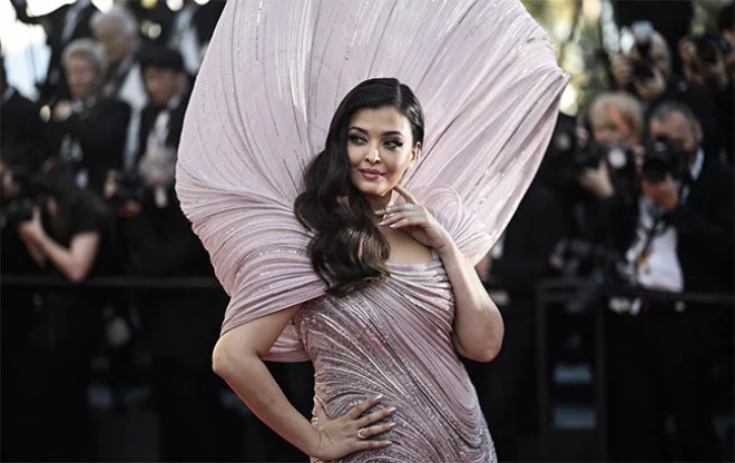 Appearing at Cannes, the most beautiful Miss of all time turned Venus but was disappointing - 8