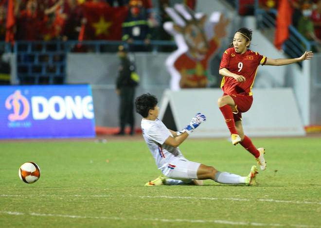 Huỳnh Như vượt qua Boonsing ghi bàn cho ĐT nữ Việt Nam