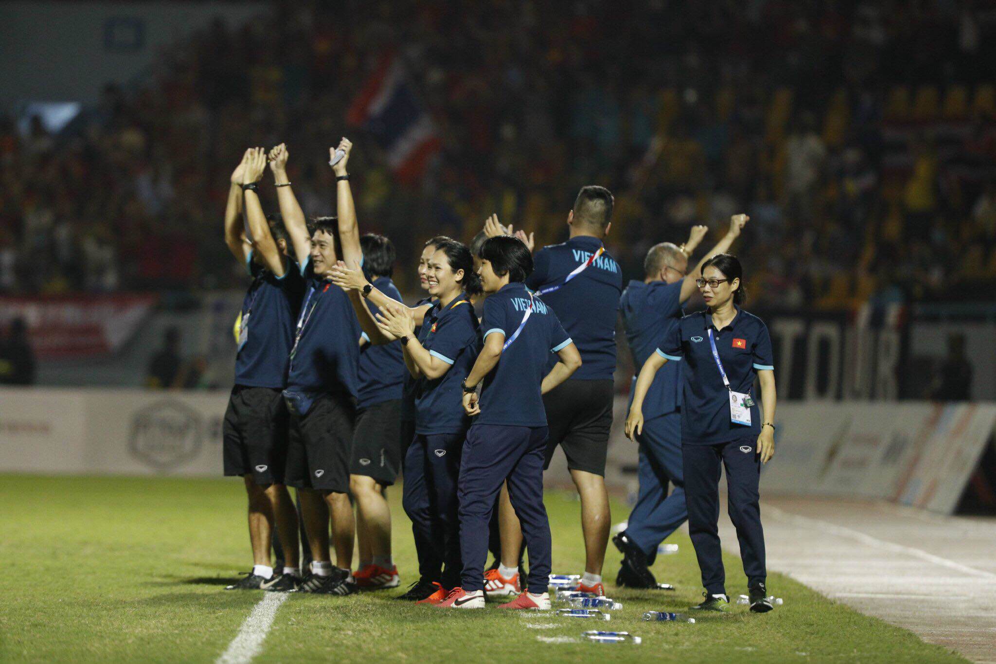 Khoảnh khắc cảm xúc vỡ oà của đội tuyển nữ Việt Nam lần thứ 7 giành HCV SEA Games - 5