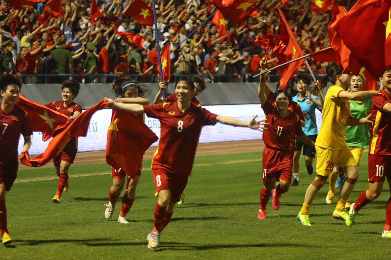 Các cô gái vàng vui sướng sau khi lần thứ 7 giành HCV SEA Games