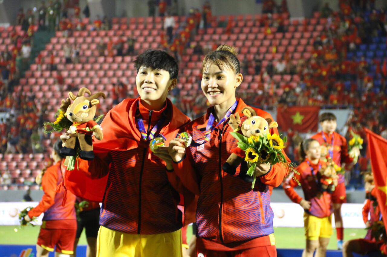img src/upload/2-2022/images/2022-05-21/1653144444-999-khoanh-khac-cam-xuc-vo-oa-cua-doi-tuyen-nu-viet-nam-lan-thu-7-gianh-hcv-sea-games-8-1653143935-793-width1280height852-1653144444-width1280height852.jpg width660 /