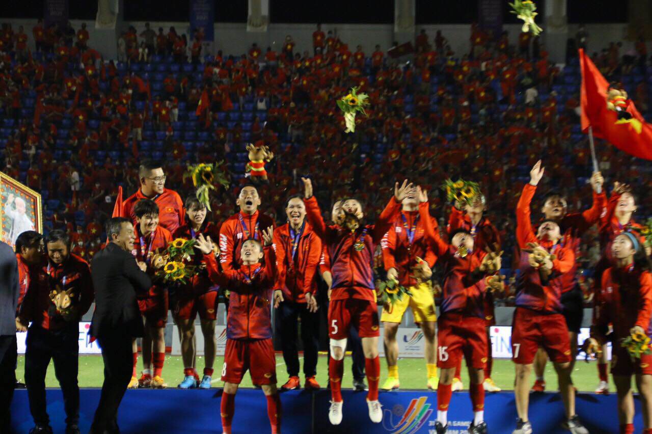 Khoảnh khắc cảm xúc vỡ oà của đội tuyển nữ Việt Nam lần thứ 7 giành HCV SEA Games - 9