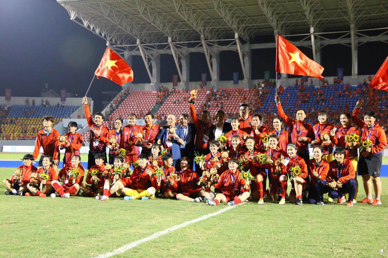 Khoảnh khắc cảm xúc vỡ oà của đội tuyển nữ Việt Nam lần thứ 7 giành HCV SEA Games - 8