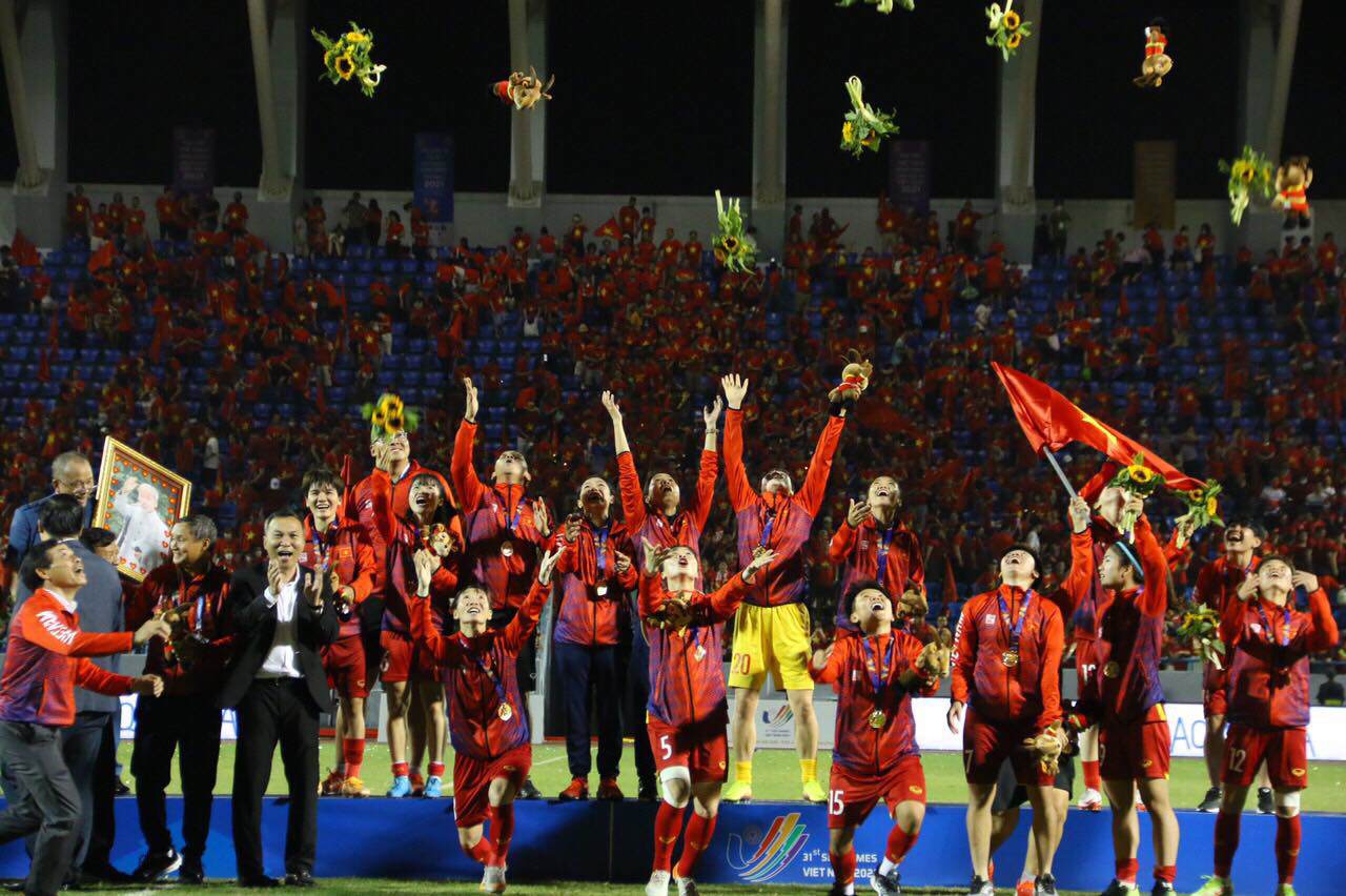 Khoảnh khắc cảm xúc vỡ oà của đội tuyển nữ Việt Nam lần thứ 7 giành HCV SEA Games - 10