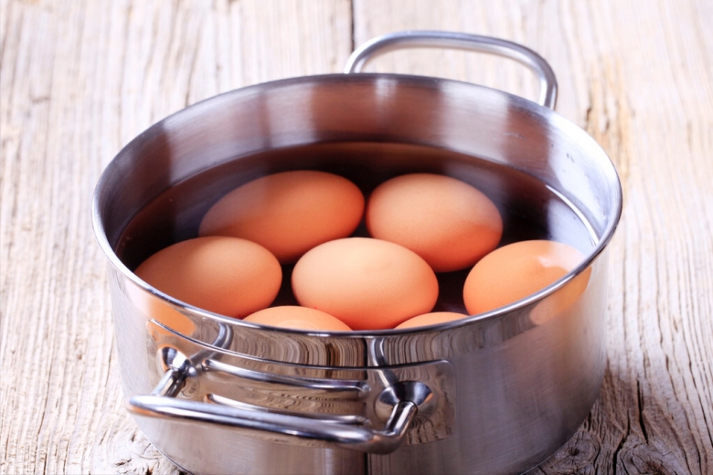 Luộc trứng, đừng chỉ cho vào nước, thêm 2 thứ nữa trứng vừa thơm ngon lại dễ bóc vỏ - 2