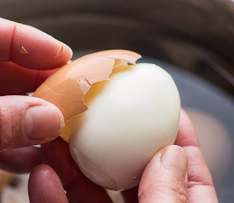 Luộc trứng, đừng chỉ cho vào nước, thêm 2 thứ nữa trứng vừa thơm ngon lại dễ bóc vỏ - 6
