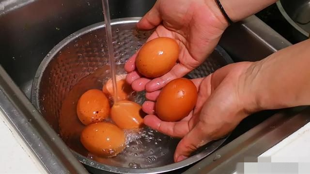 Luộc trứng, đừng chỉ cho vào nước, thêm 2 thứ nữa trứng vừa thơm ngon lại dễ bóc vỏ - 1