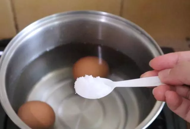 Luộc trứng, đừng chỉ cho vào nước, thêm 2 thứ nữa trứng vừa thơm ngon lại dễ bóc vỏ - 4