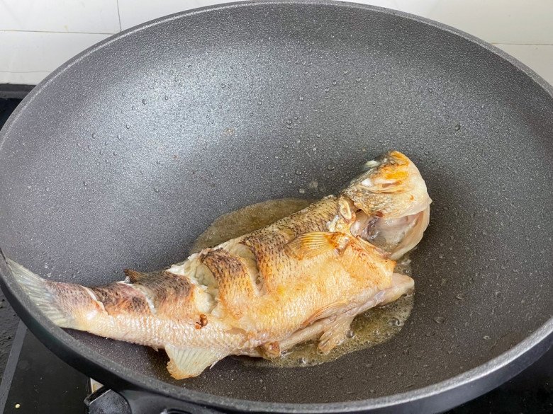 Nấu cá kho mãi cũng chán, đem sốt kiểu này cơm nấu nồi đầy cũng hết - 5