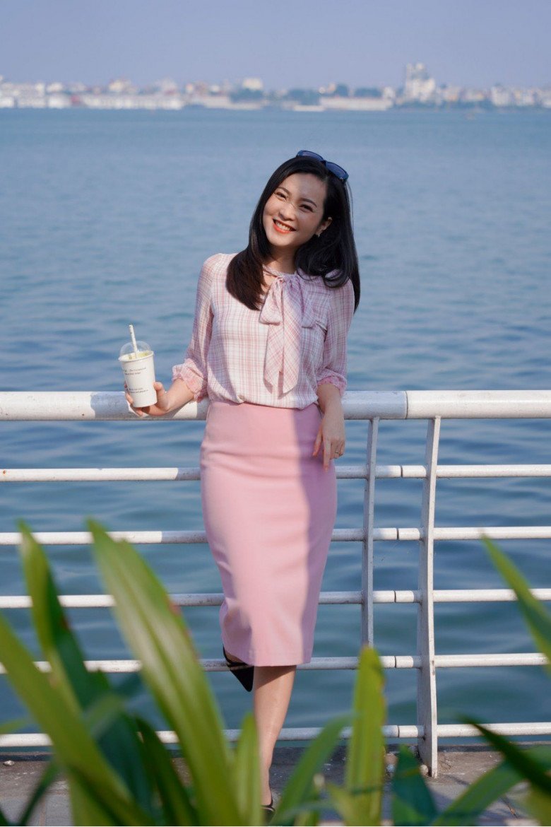 Following in the footsteps of MC Hoai Anh, Phuong Thao is a VTV beauty who makes a special impression with ao dai - 12
