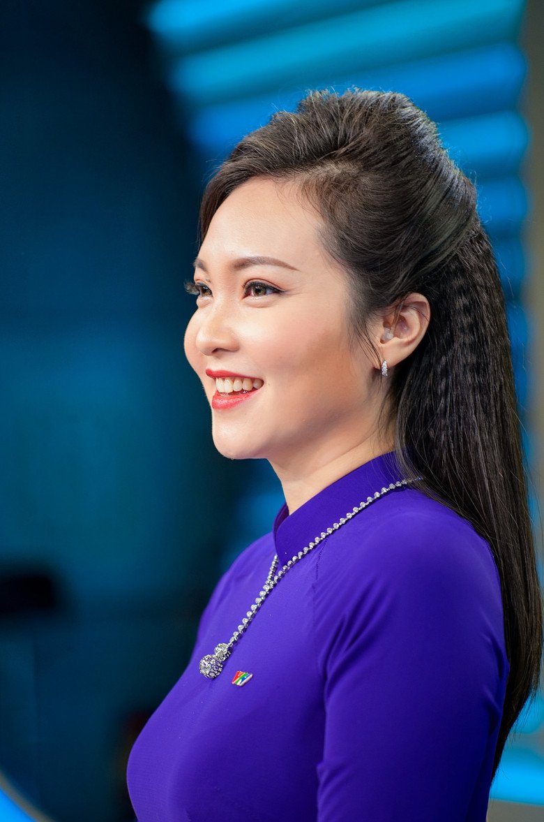 Following in the footsteps of MC Hoai Anh, Phuong Thao is a VTV beauty who makes a special impression with ao dai - 8