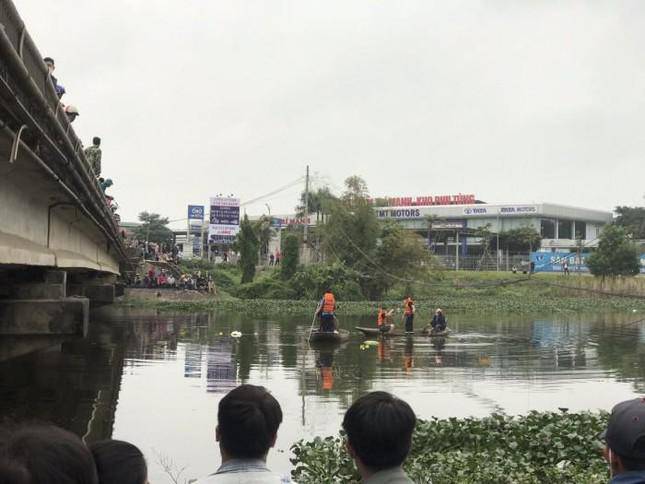 The bodies of mother and daughter were discovered floating in the river in Nghe An - 1