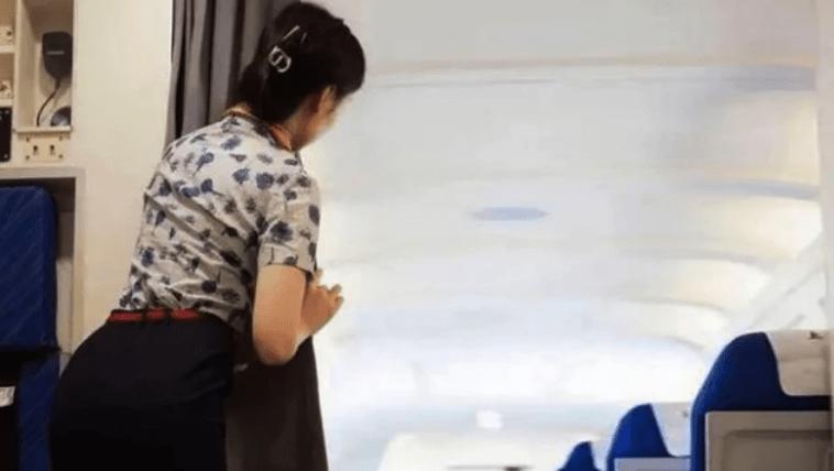 A Chinese flight attendant was kicked out by the airline for taking lingerie while working - 3