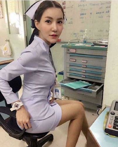Tiếp viên hàng không Trung Quốc bị hãng đuổi thẳng vì chụp nội y trong khi làm việc - 7