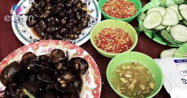 The oldest snail shop in Hue, always full of tables because of the dipping sauce while eating and crying