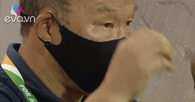 Choking the moment Coach Park Hang Seo shed tears when the Vietnamese team won 1-0 against Thailand