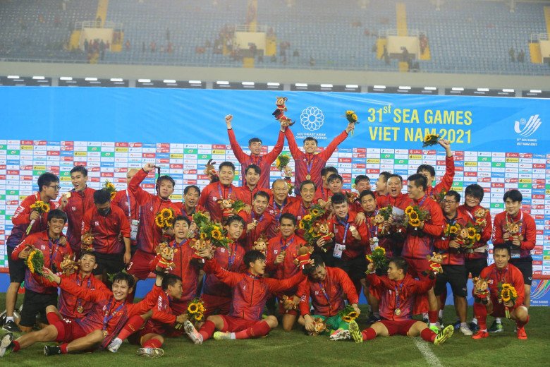 Đội tuyển bóng đá nam nhận Huy chương vàng SEA Games 31.