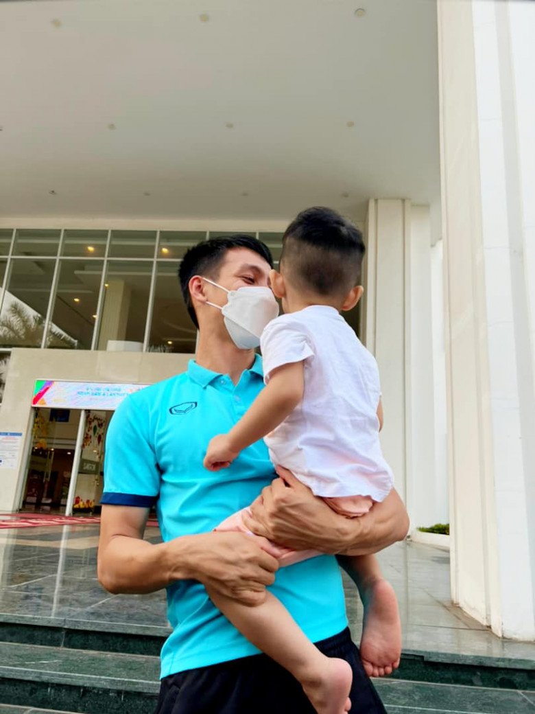 The football team won the gold medal at the Sea Games: Bui Tien Dung's son cried, Hung Dung's son celebrated in the rain - 8