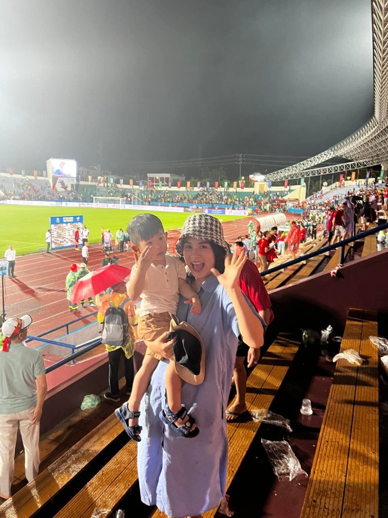 The football team won the gold medal at the Sea Games: Bui Tien Dung's son cried, Hung Dung's son celebrated in the rain - 7