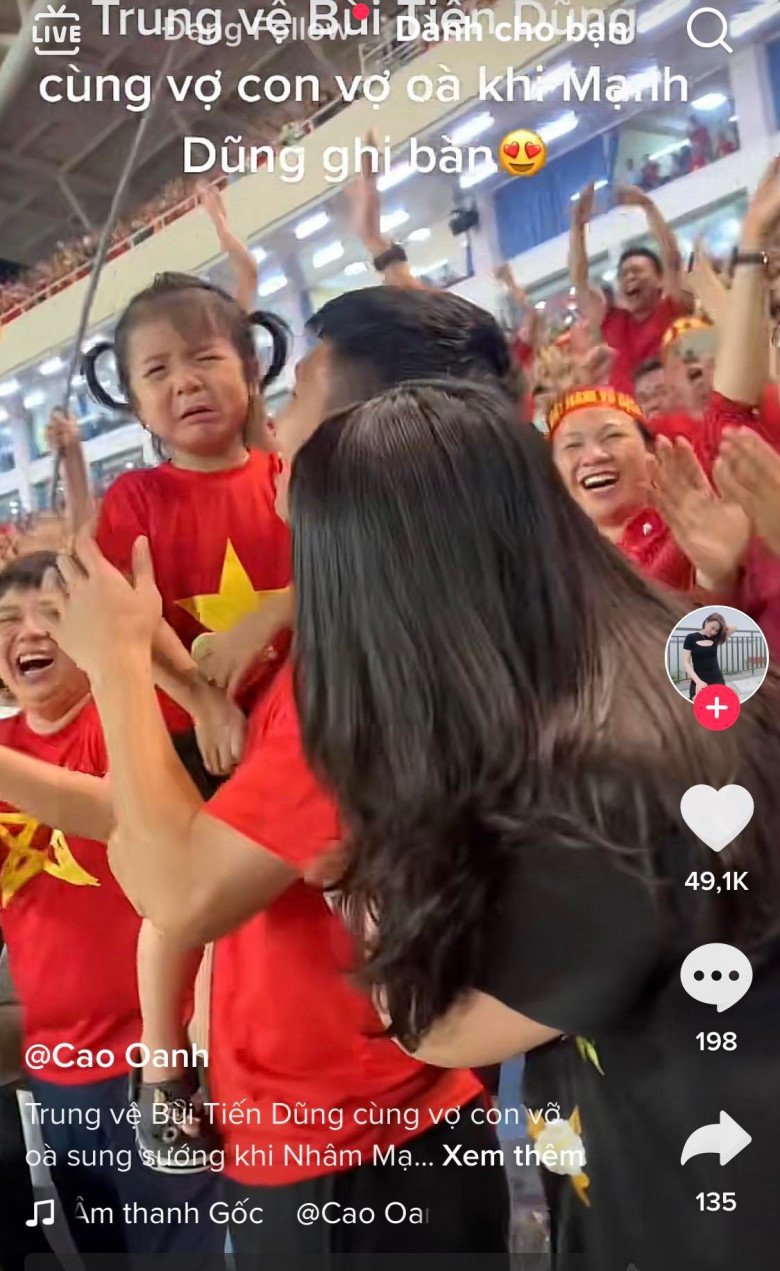 The football team won the gold medal at the Sea Games: Bui Tien Dung's son cried, Hung Dung's son celebrated in the rain - 10