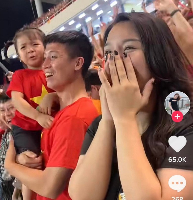 The football team won the gold medal at the Sea Games: Bui Tien Dung's son cried, Hung Dung's son celebrated in the rain - 11