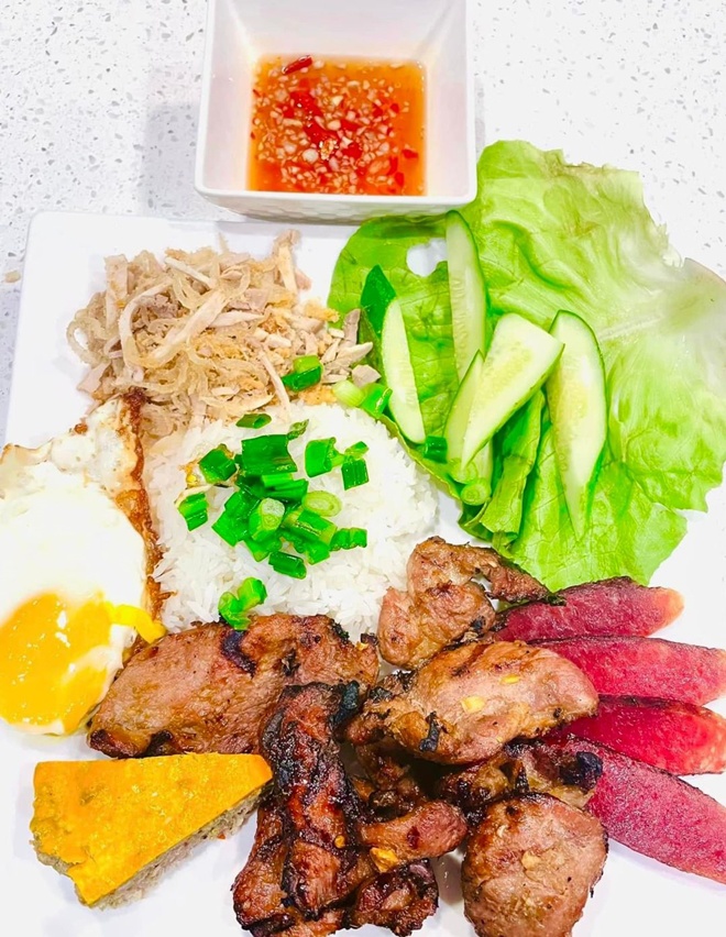 Calling amp;#34;out of riceamp;#34;, Kasim Hoang Vu posted a homemade dish that made friends tease: amp;#34;Eat the food, feel sorry for itamp;#34;  - 7