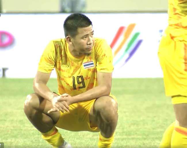 The moment the Thai player collapsed on the goal, burst into tears when he fell in front of U23 Vietnam - 3