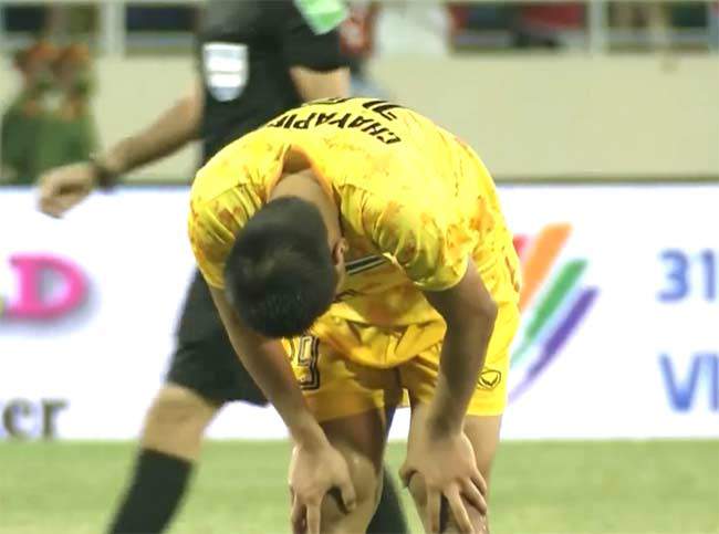 The moment the Thai player collapsed on the side of the goal, bursting into tears when he fell in front of U23 Vietnam - 4
