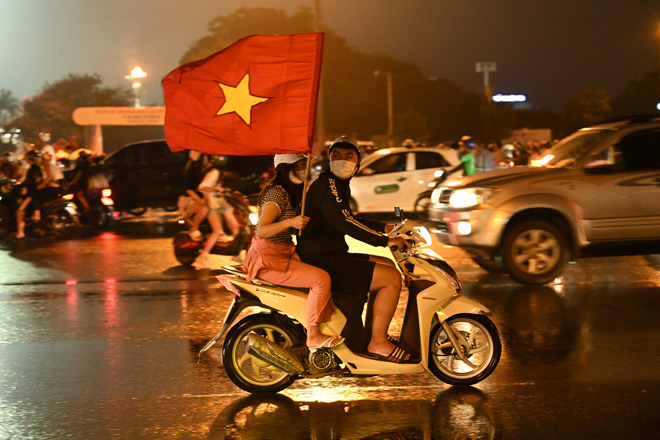 CĐV đổ ra đường amp;#34;đi bãoamp;#34; ăn mừng U23 Việt Nam hạ Thái Lan, giành HCV SEA Games 31 - 1