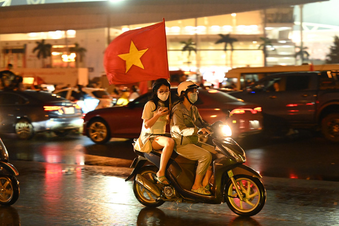 CĐV đổ ra đường amp;#34;đi bãoamp;#34; ăn mừng U23 Việt Nam hạ Thái Lan, giành HCV SEA Games 31 - 4