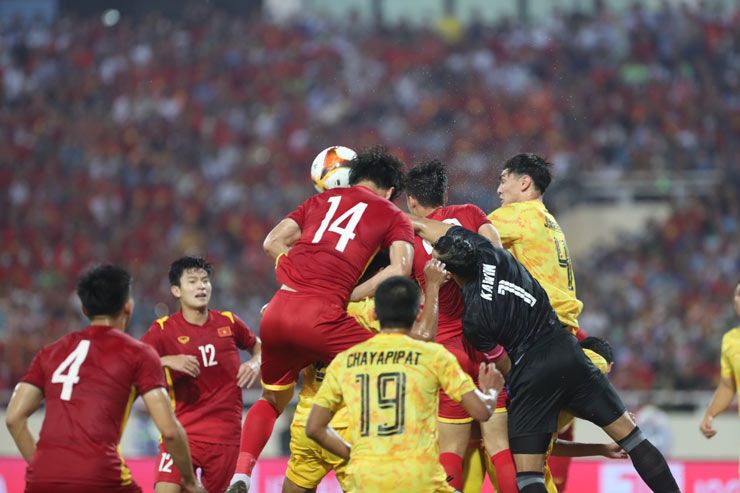 Hùng Dũng bật cao đánh đầu uy hiếp khung thành của Kawin.