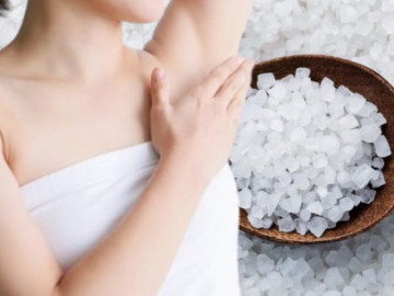 Vùng da dưới cánh tay nàng luôn sạch sẽ, khô thoáng nhờ những cách trị hôi nách bằng phèn chua