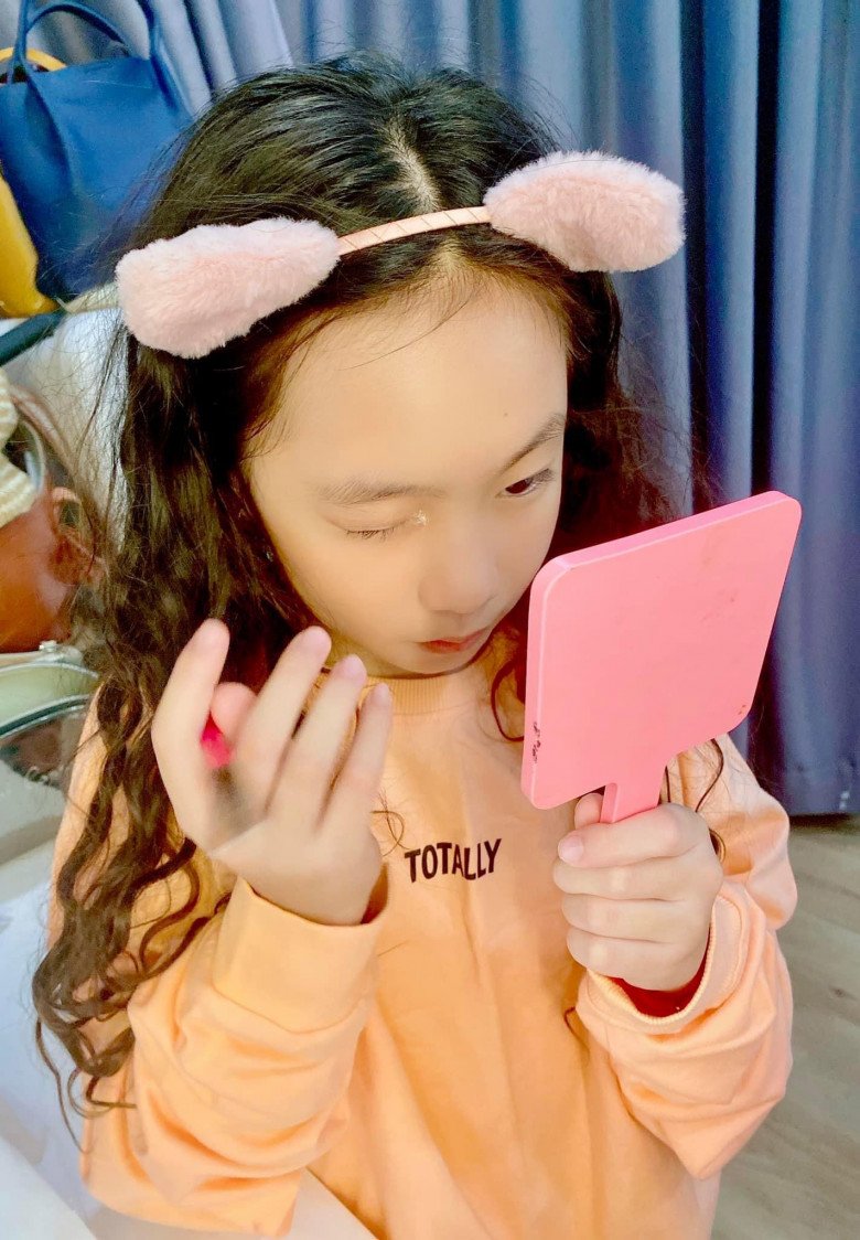 Ly Hai's daughter is getting older and more beautiful like her mother, 9 years old has shown her talent amp;#34;face paintingamp;#34;  both skillful and cute - 1