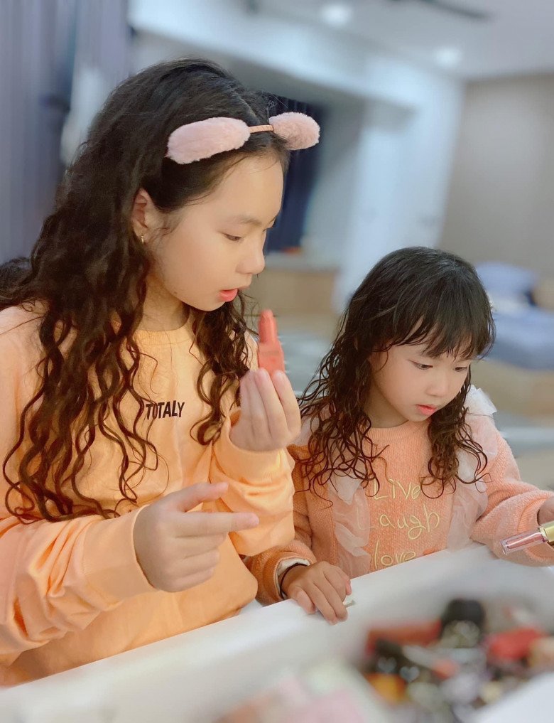 Ly Hai's daughter is getting older and more beautiful like her mother, 9 years old has shown her talent amp;#34;face paintingamp;#34;  both skillful and cute - 3