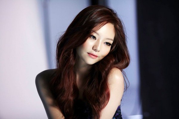 Sau đó bà rút ra 10 triệu đưa cho tôi, bảo rằng từ giờ mỗi tháng sẽ chu cấp thêm cho chúng tôi 10 triệu. (Ảnh minh họa)