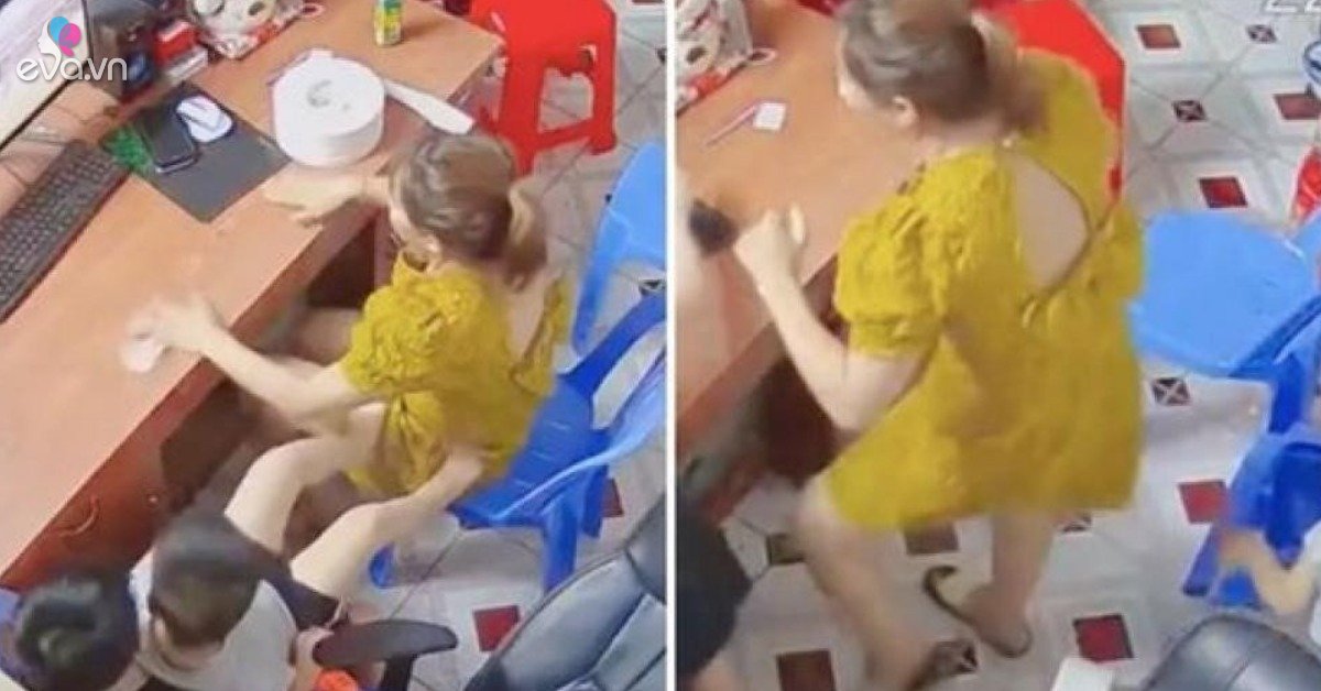 Mother and daughter danced to celebrate U23 Vietnam scoring, the youngest boy was bewildered, making people laugh