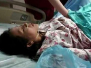 Bà bầu - Vợ chồng ôm nhau ngủ trong phòng chờ sinh, y tá đi vào lật chăn lên rồi hét thất thanh