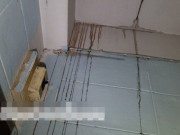 Tin tức - Thấy chất lỏng màu đỏ rỉ qua vết nứt tường, 2 mẹ con bàng hoàng khi lên tầng trên kiểm tra