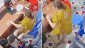 Hai mẹ con nhảy múa ăn mừng U23 Việt Nam ghi bàn, cậu út ngơ ngác khiến dân tình bật cười