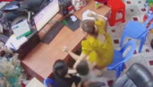 Hai mẹ con nhảy múa ăn mừng U23 Việt Nam ghi bàn, cậu út ngơ ngác khiến dân tình bật cười