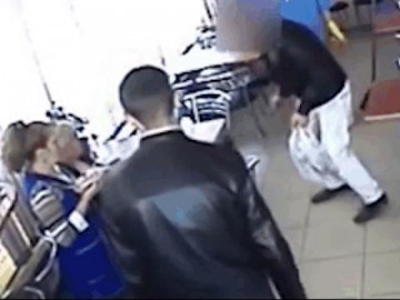  Clip: Hài hước cảnh tên cướp quỳ gối xin tha thứ rồi mới bỏ đi 