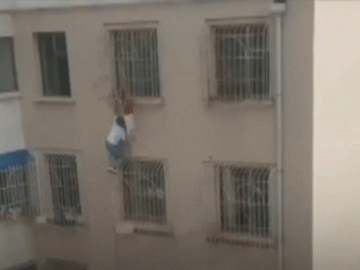 Người hùng liều mình cứu bé gái mắc kẹt ở chuồng cọp tầng 6