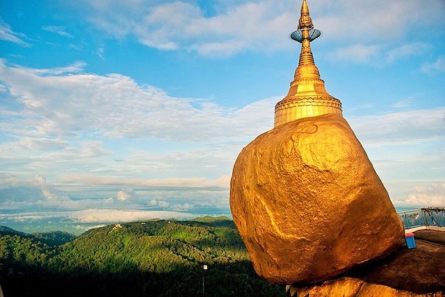 Strangely, the giant gilded stone in Myanmar lies steeply for centuries - 2