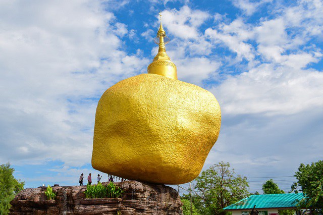 Strangely, the giant gilded stone in Myanmar lies steeply for centuries - 1
