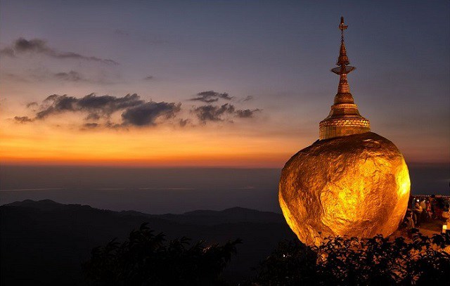 Strangely, the giant gilded stone in Myanmar lies steeply for centuries - 4